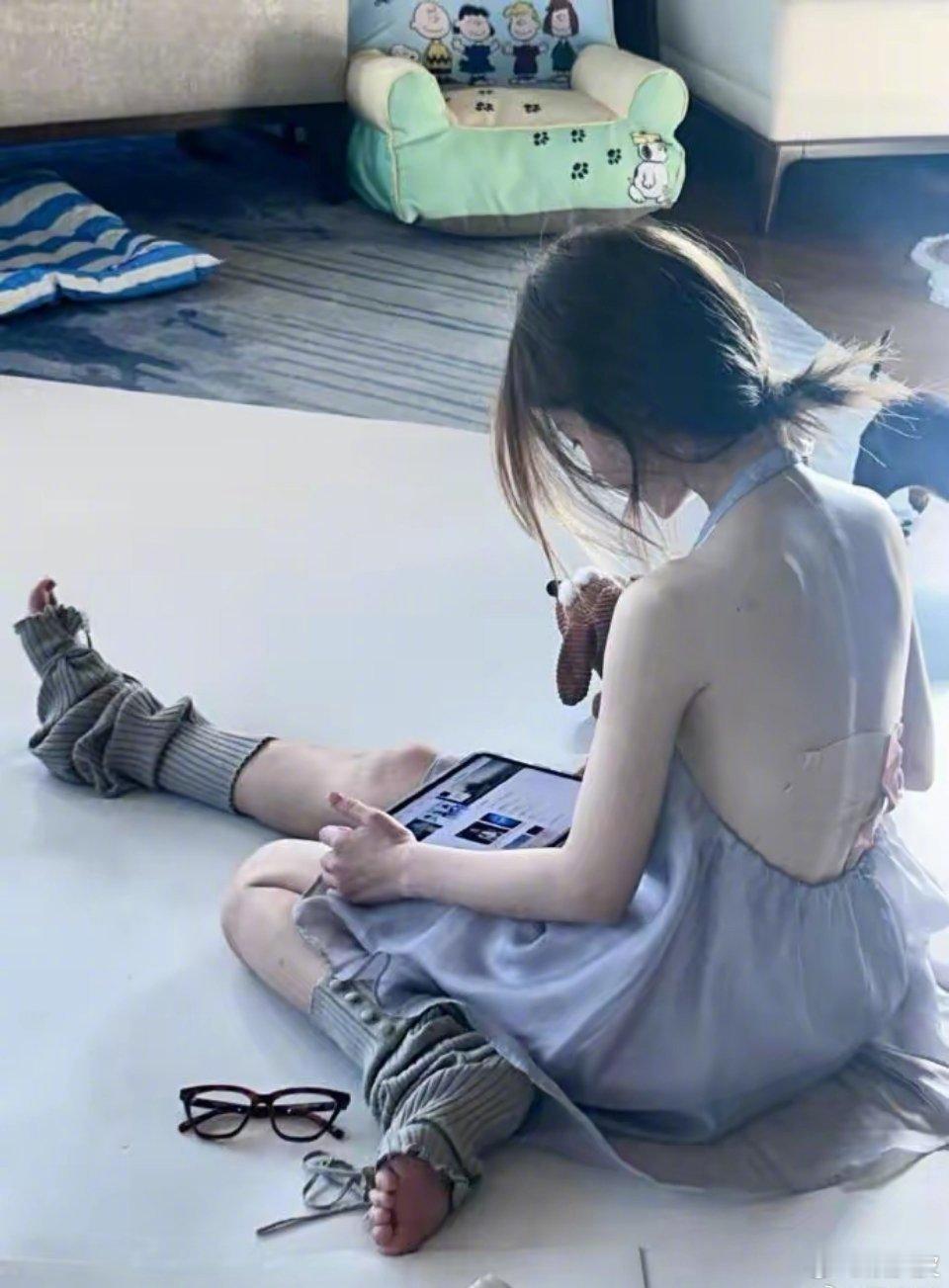 #赵露思背上好多膏药贴#赵露思最近在社交媒体上分享了一组新照，照片中她的背部贴满