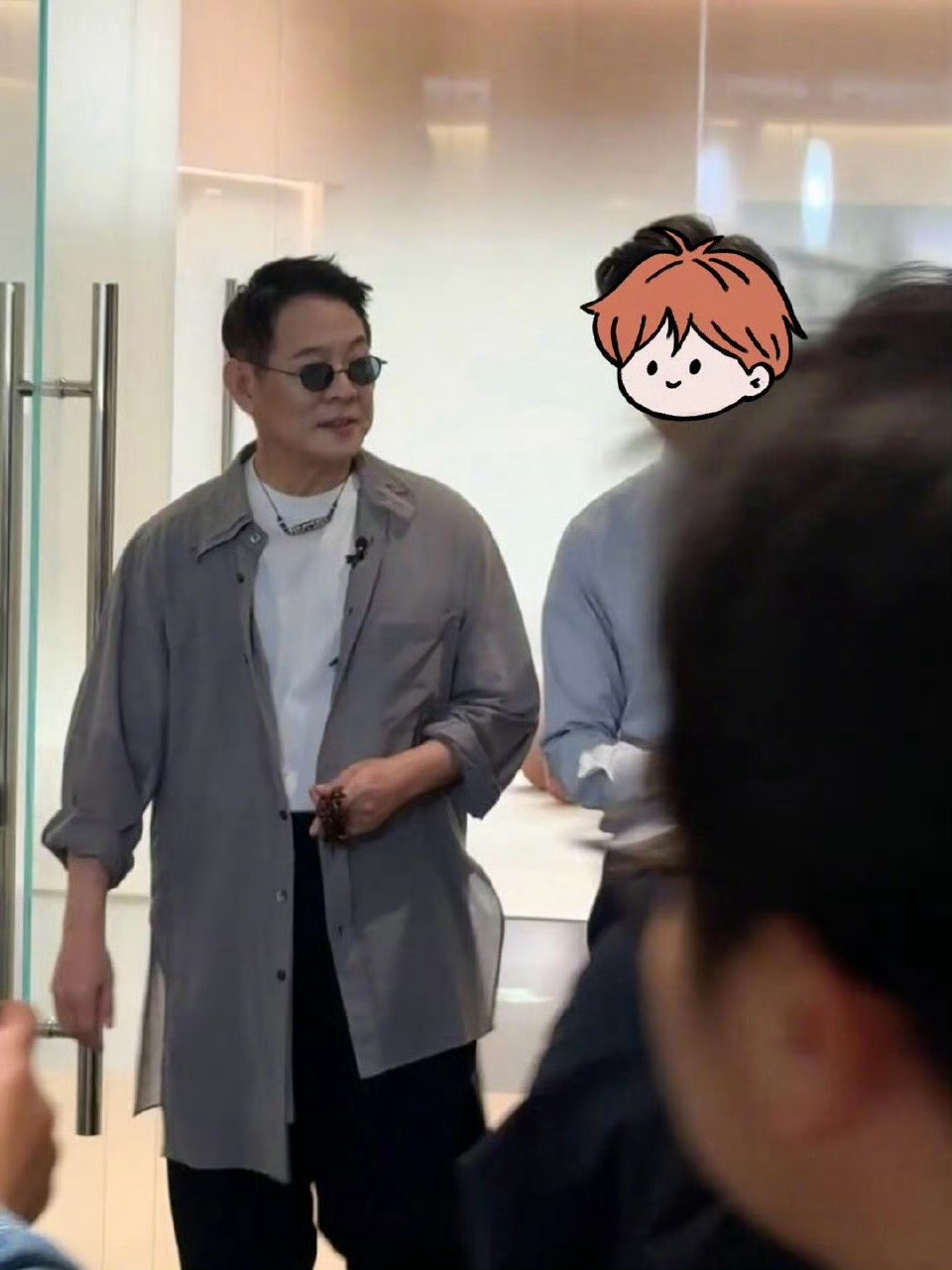 4S店偶遇李连杰网友偶遇李连杰！白T搭棉麻衬衫，墨镜加持走路带风，气场拉满～这追