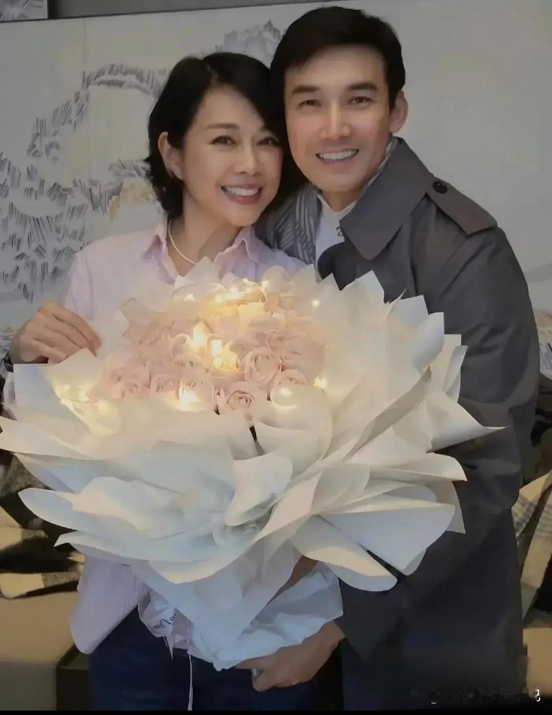 陈松伶53岁生日之际，她的伴侣张铎在社交媒体上晒出了两人共度佳辰的温馨照片，照片