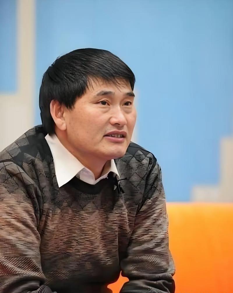 朱之文出名后，别的草根明星签公司、组团队，他啥也没干。
还是住村里，还是那身衣服