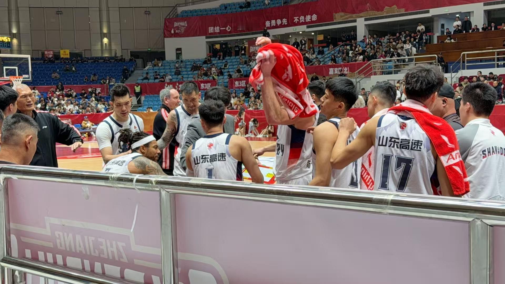 两连败后第七。表现确实一般！防守需要重拾，队伍需要血性，关键是CBA常规赛的收官