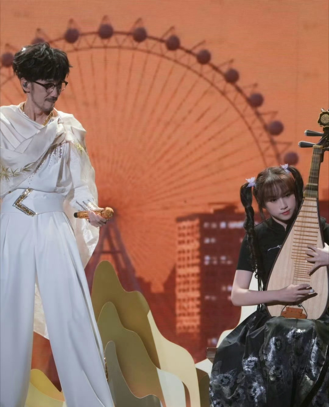 周传雄父女同台演绎国风雅乐父女俩已经不是第一次同台演出了周传雄唱歌，女儿现场弹奏