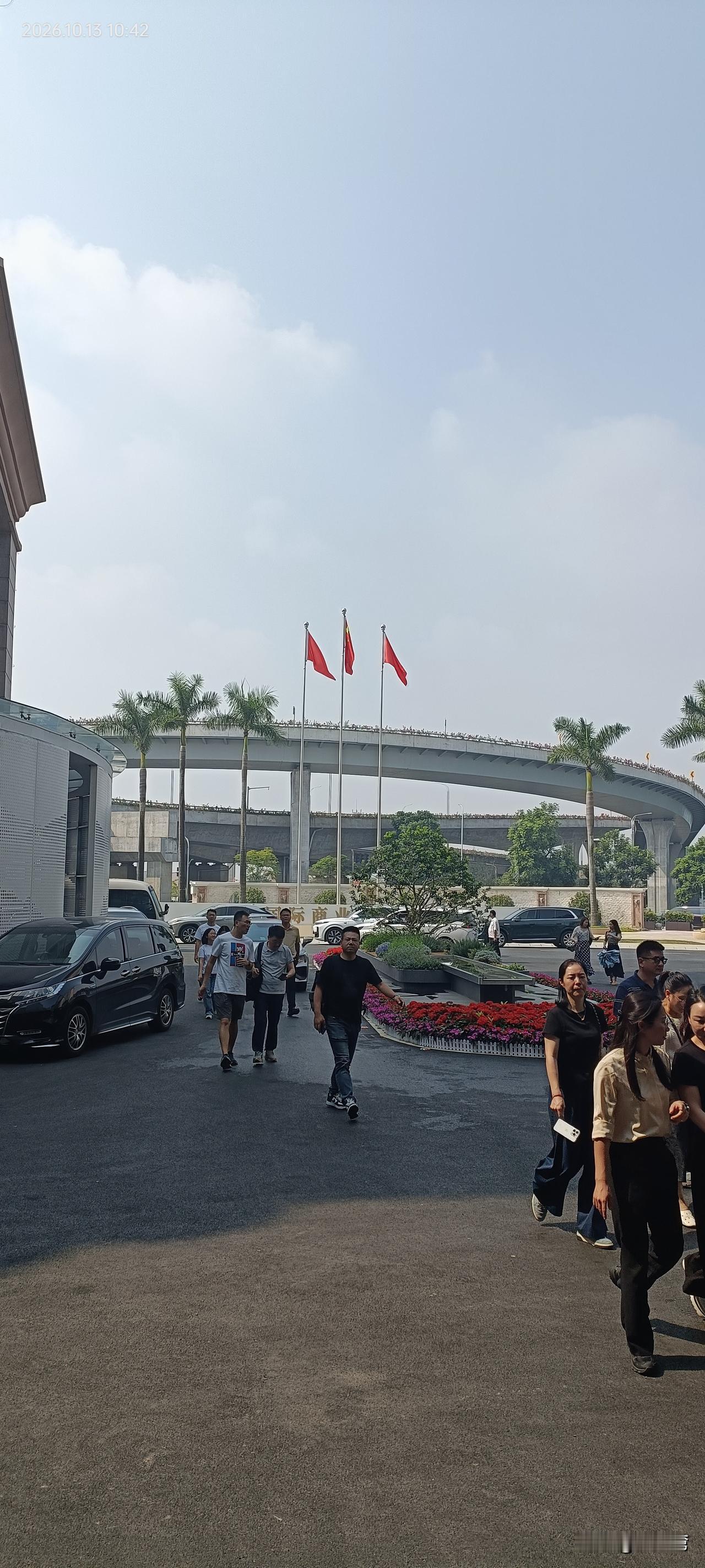 亲眼所见，关注广州国际商业港的人真的很多，络绎不绝这个词很恰当了！
广州商业新动