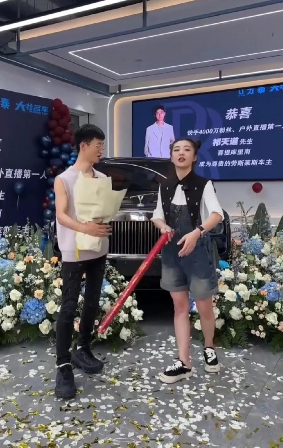 祁天道喜提豪车，终于晋身超一线网红行列，和二驴的散打平起平坐。对此，天道在直播间