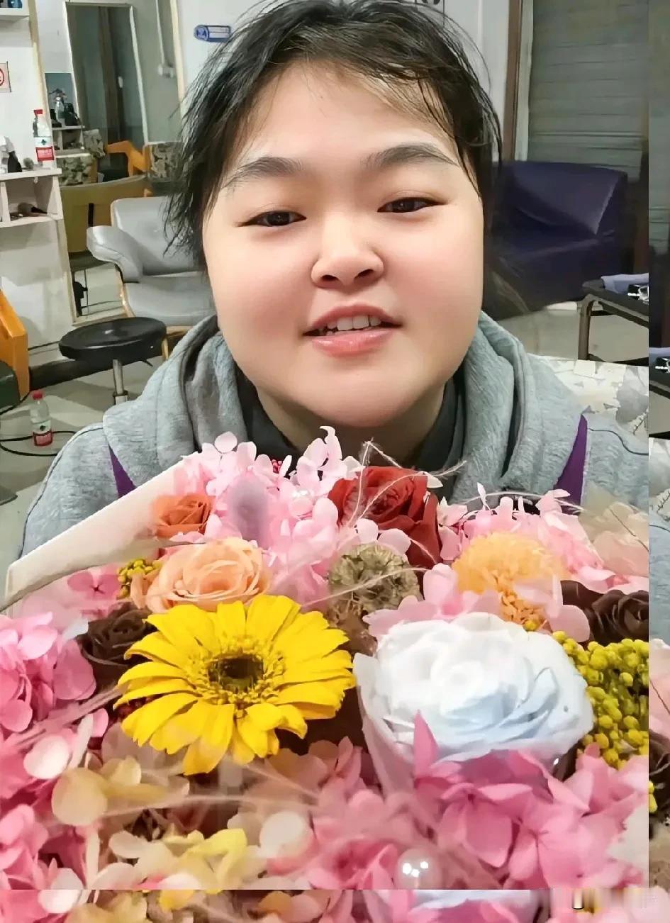 向佐要来湖南怀化
向佐派小助理给李晓华的礼品已到，并给她送来一束永生花。
向佐来