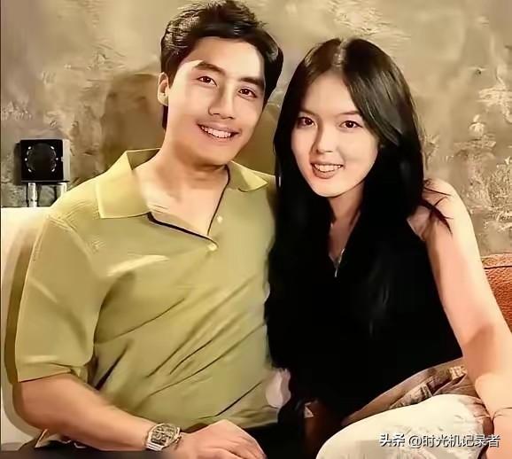 李咏的女婿真的有几分像李咏，李咏的女儿法图麦在国外谈了男朋友，法图麦大方晒出男朋