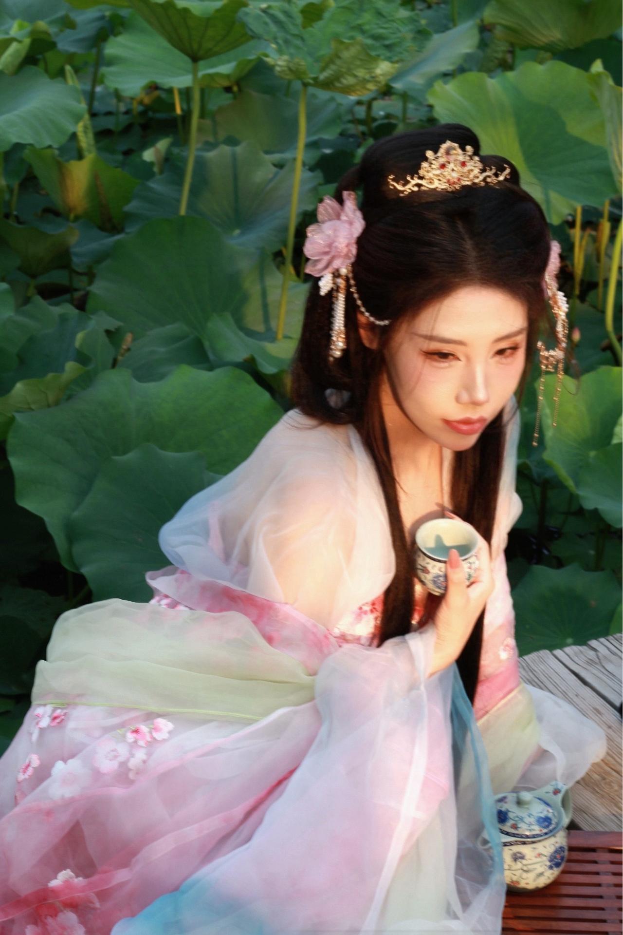 #荷花 #夏日荷花 #巨蟹女 #古风 #汉服 @DOU+小助手 @抖音小助手