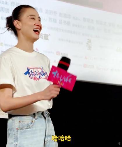 宋佳现场收房本收到手软今天见证了轻于鸿毛的美好瞬间，宋佳的笑容背后是对梦想的坚持