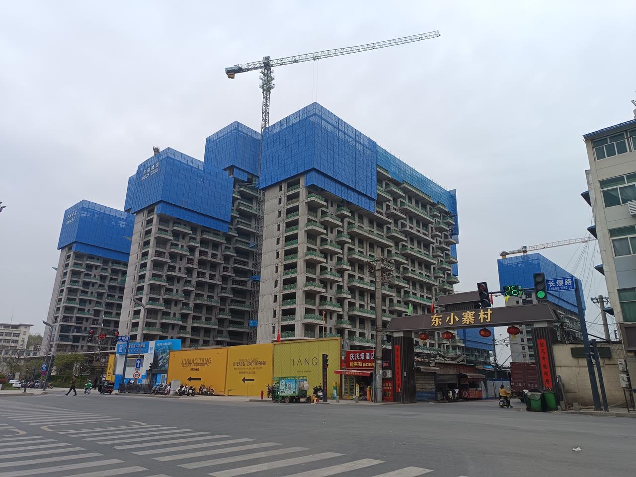 西安长缨东路延伸段与酒十路断头路

长缨东路延伸段与金茂幸福晓棠同时施工，东小寨