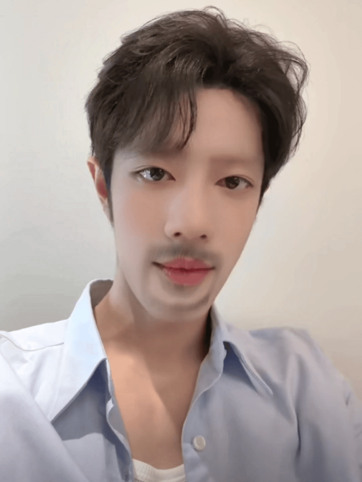笑晕了，肖战不愧是有趣的灵魂，一模一样啊[笑cry] 肖战说自由是拥有掌握命运的