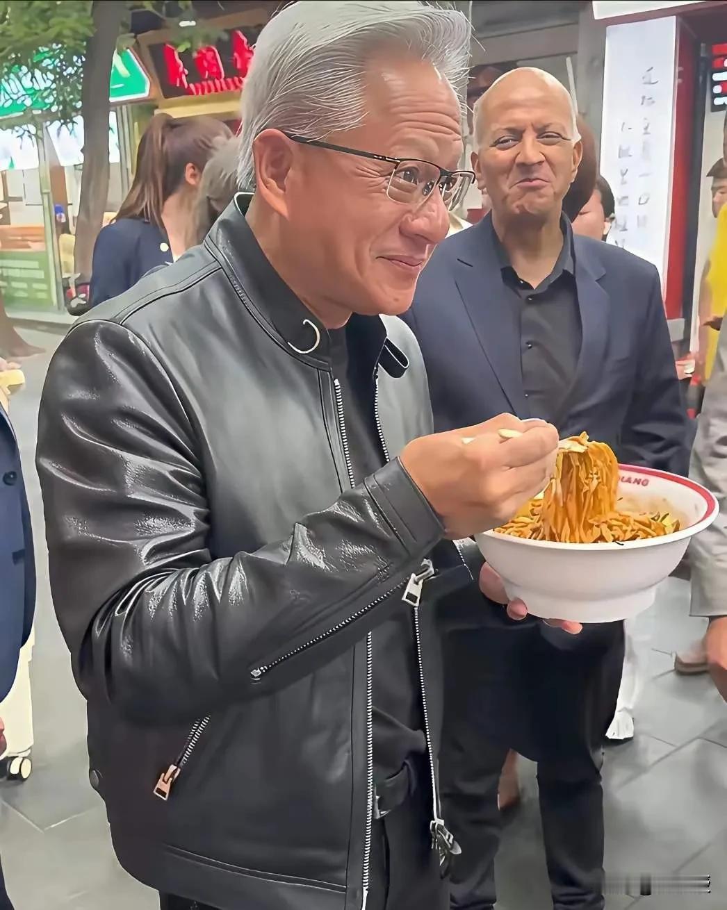 黄仁勋吃面
是因为他想吃面了