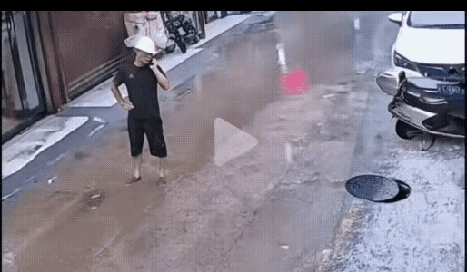 完美诠释了什么叫“老天有眼”，善有善报，是小伙子的善举救了自己一命，有时候你不得