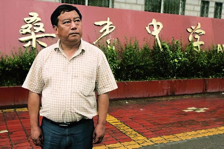 2008年汶川地震，四川安县桑枣中学2300余名师生无一伤亡。该校校长叶志平在地