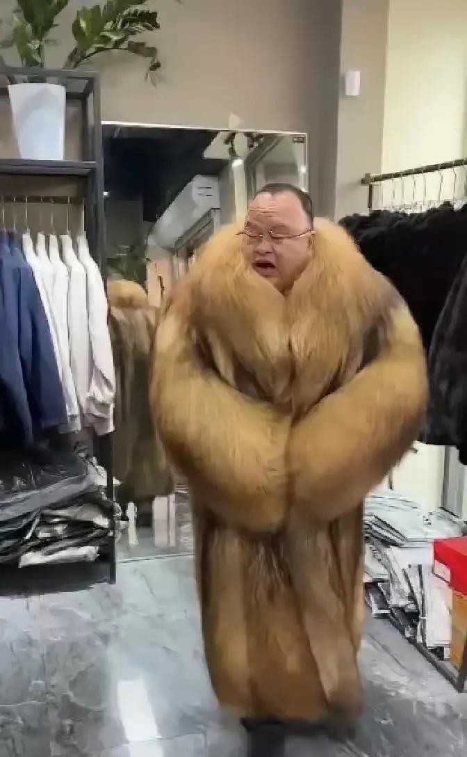 哈哈哈！
这位山东大哥进店只想试试毛衣，老板一句“您穿上就是老板”直接把他夸飘了