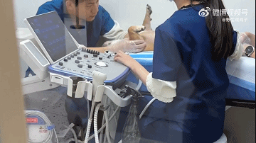 这位医生怎么回事，咋还玩起患者了呢！