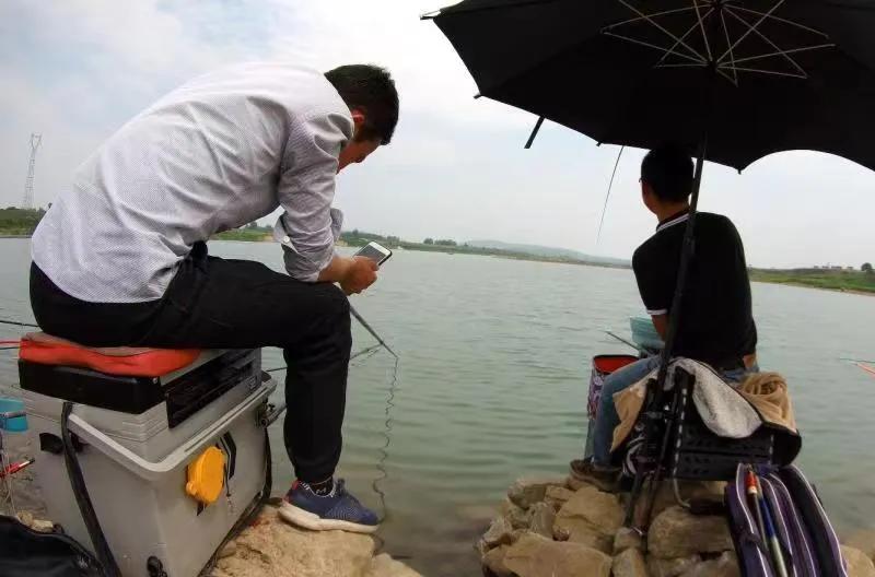 这阵仗，想钓到鱼很难啊，黑坑都没有这么火爆！