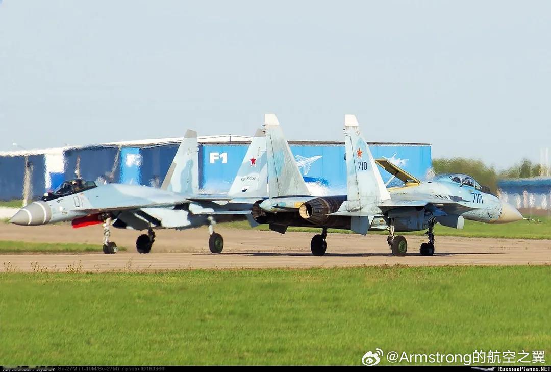新老苏-35交错而过 ​​​