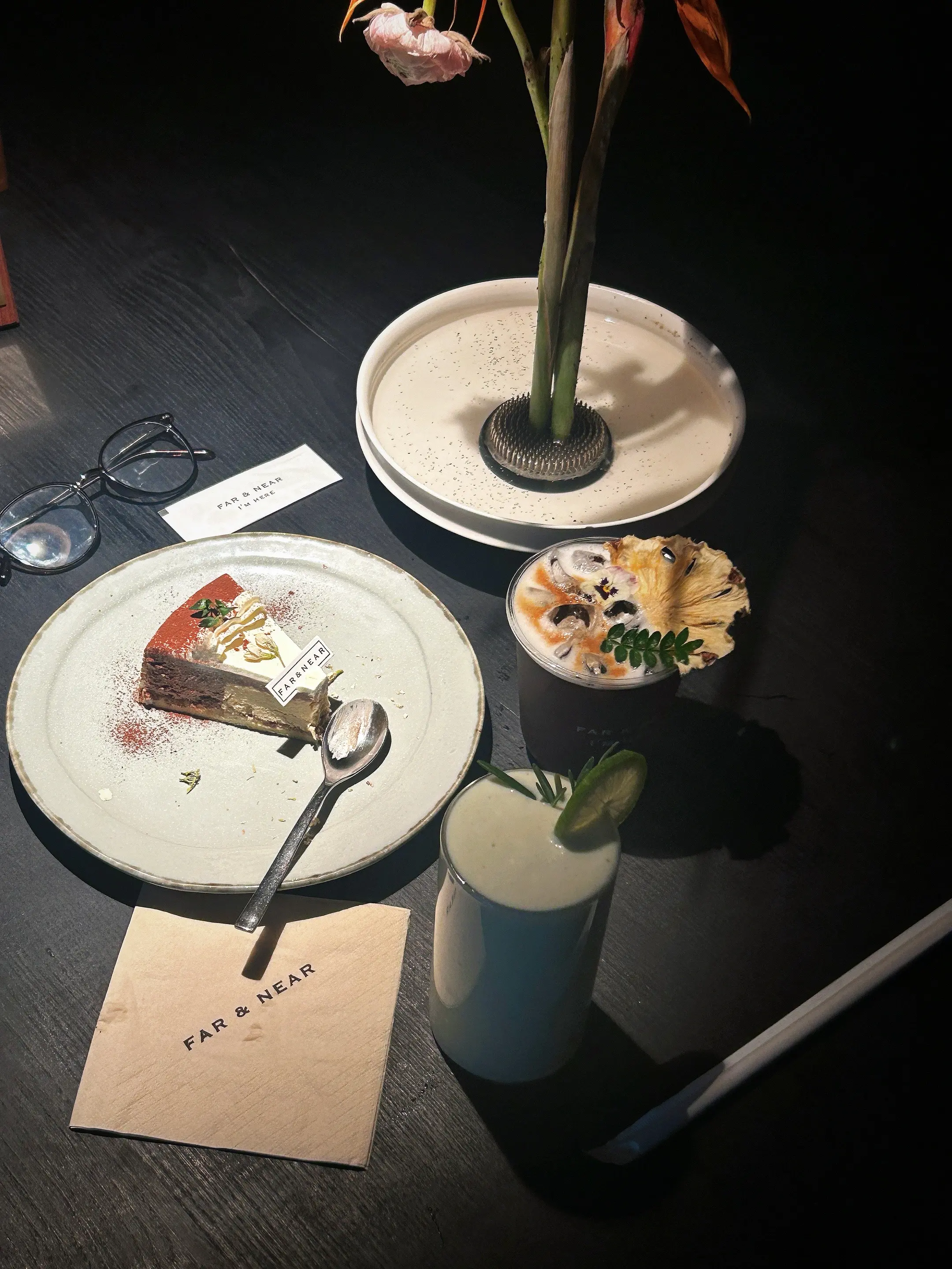 沉默有多好；咖啡杯，桌子