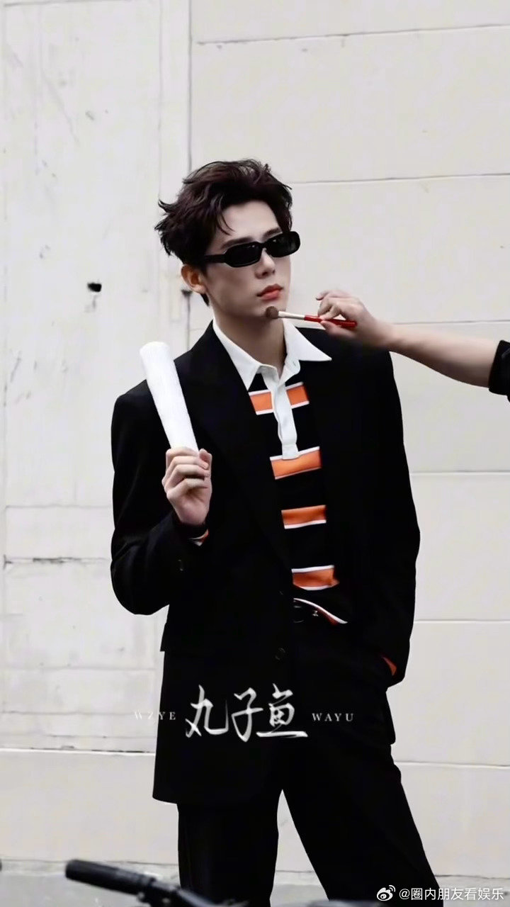 王安宇我在巴黎排队有点挤王安宇不像来看秀的像来收购的 踏着重整进行曲直击心巴，C