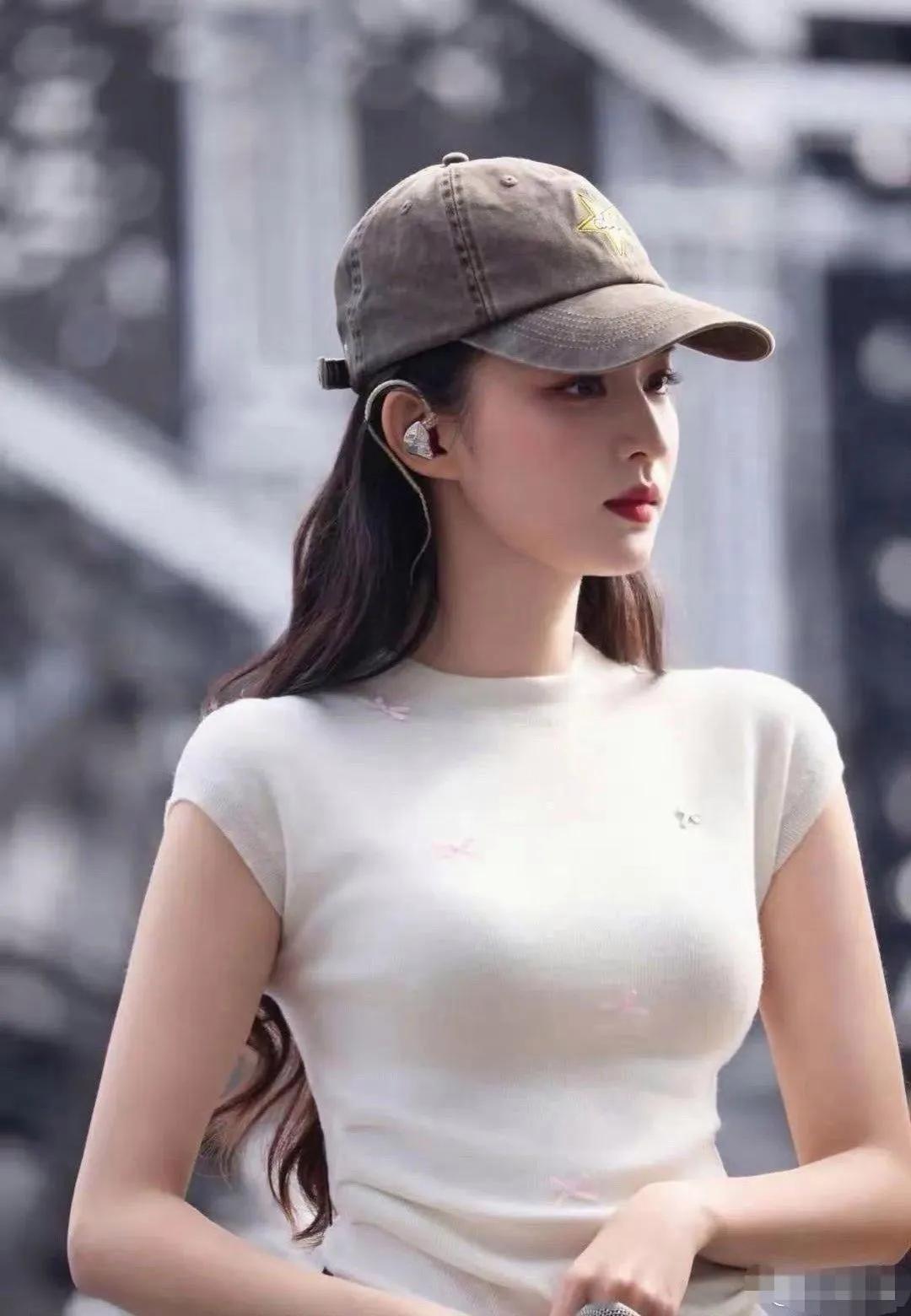 被王楚然这套私服狠狠拿捏了！
做旧棒球帽+修身针织短袖，休闲中带着精致感，简单单