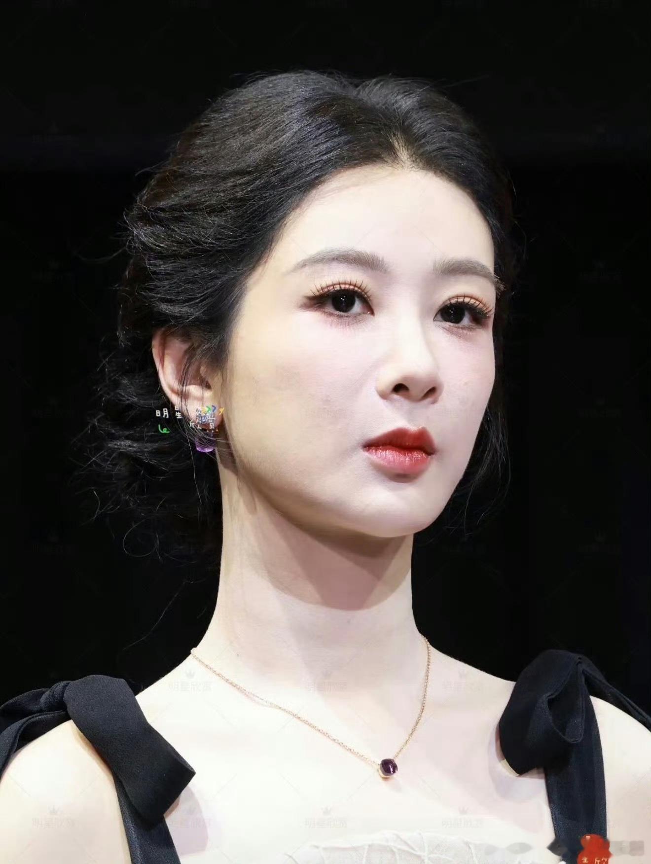 杨紫怼脸生图，来康康状态如何？ 