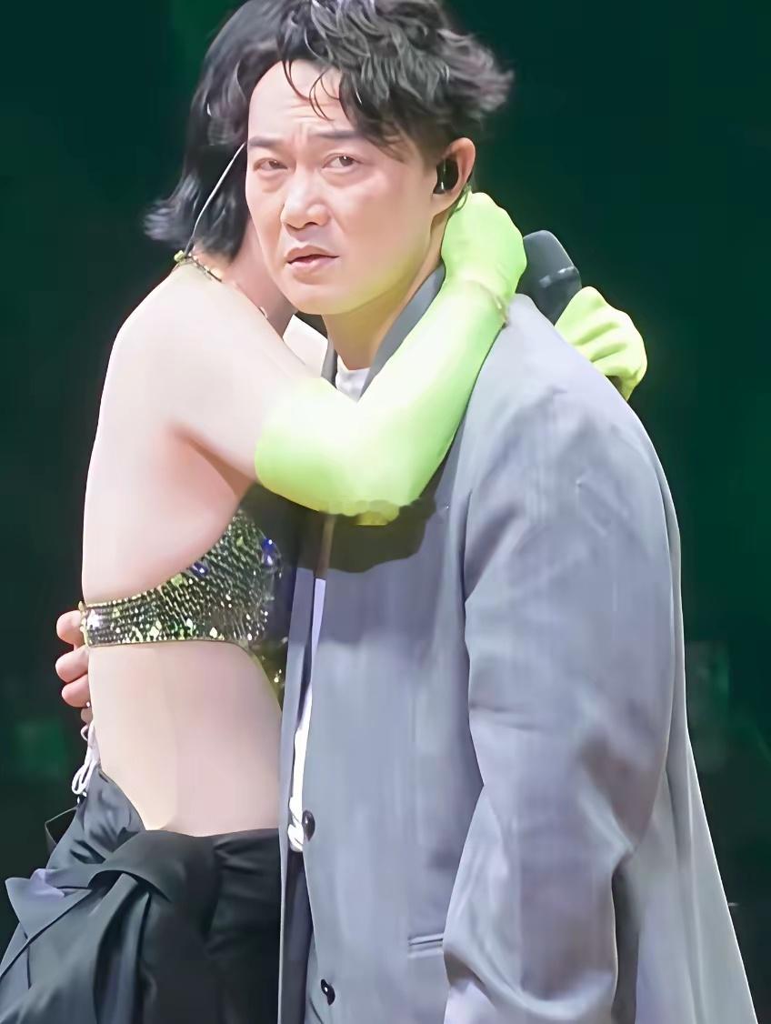 看来陈奕迅很守男德，周笔畅这么曼妙的身材，他都没感觉。 