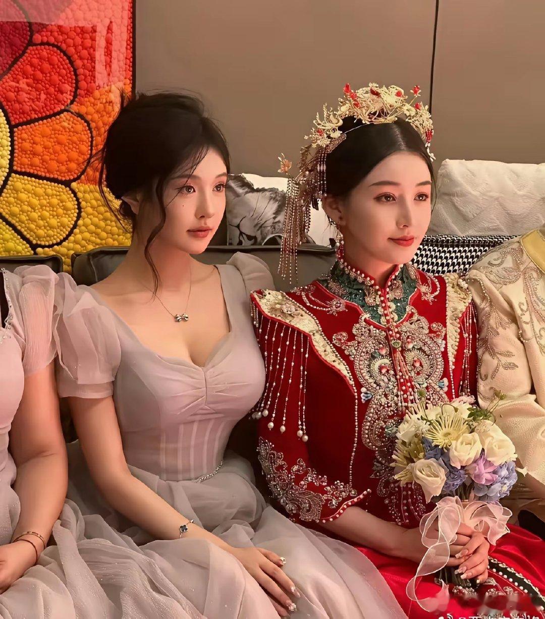 伴娘比新娘还漂亮，我怀疑在抢镜头 