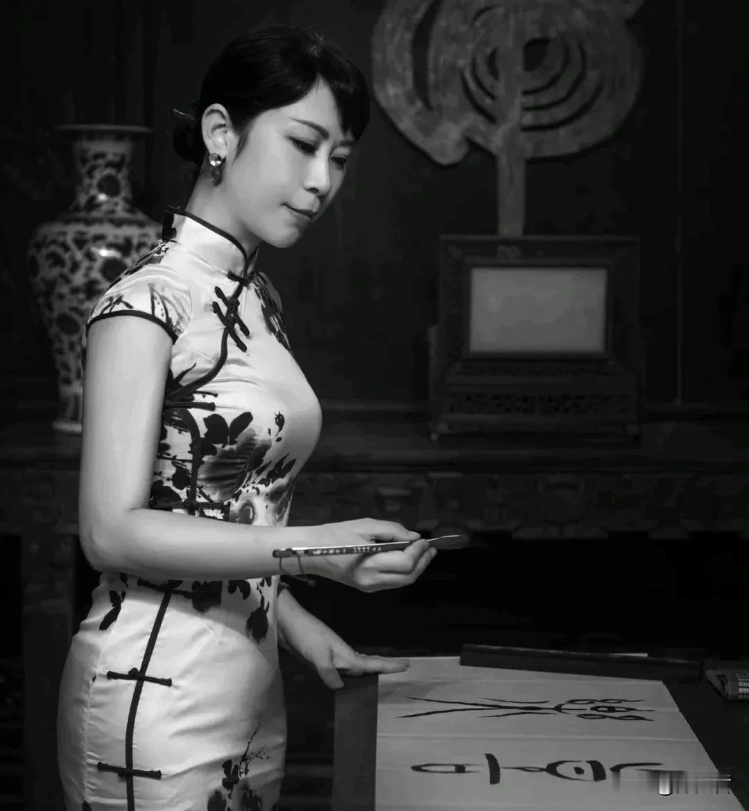 据书法类微信公众号发布的信息称，这是一位80后美女书法家，年纪轻轻，都因故去世，