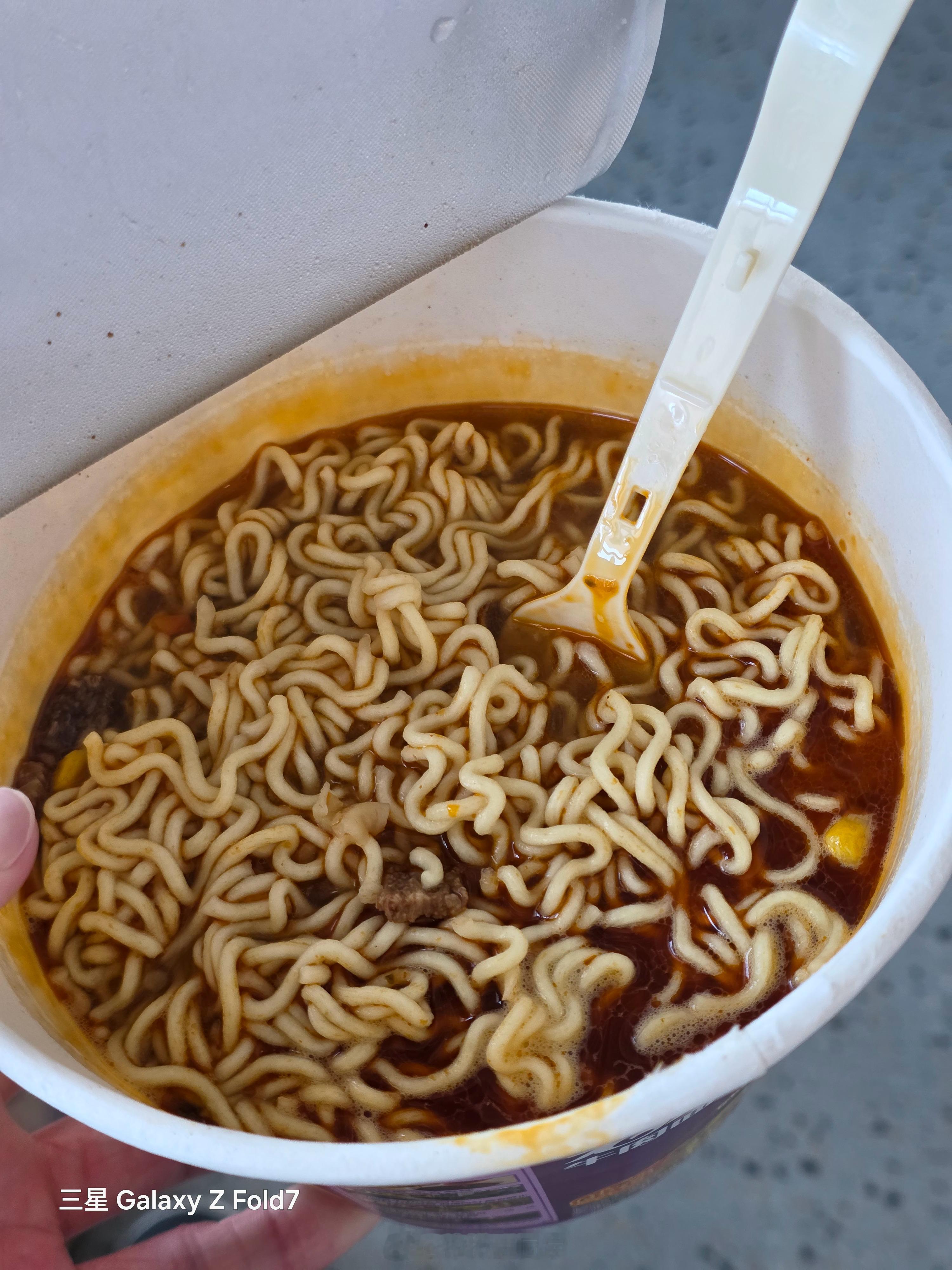 小机场确实一般，没什么吃的店，一桶泡面 15，不吃就得饿着[跪了]  ​​​