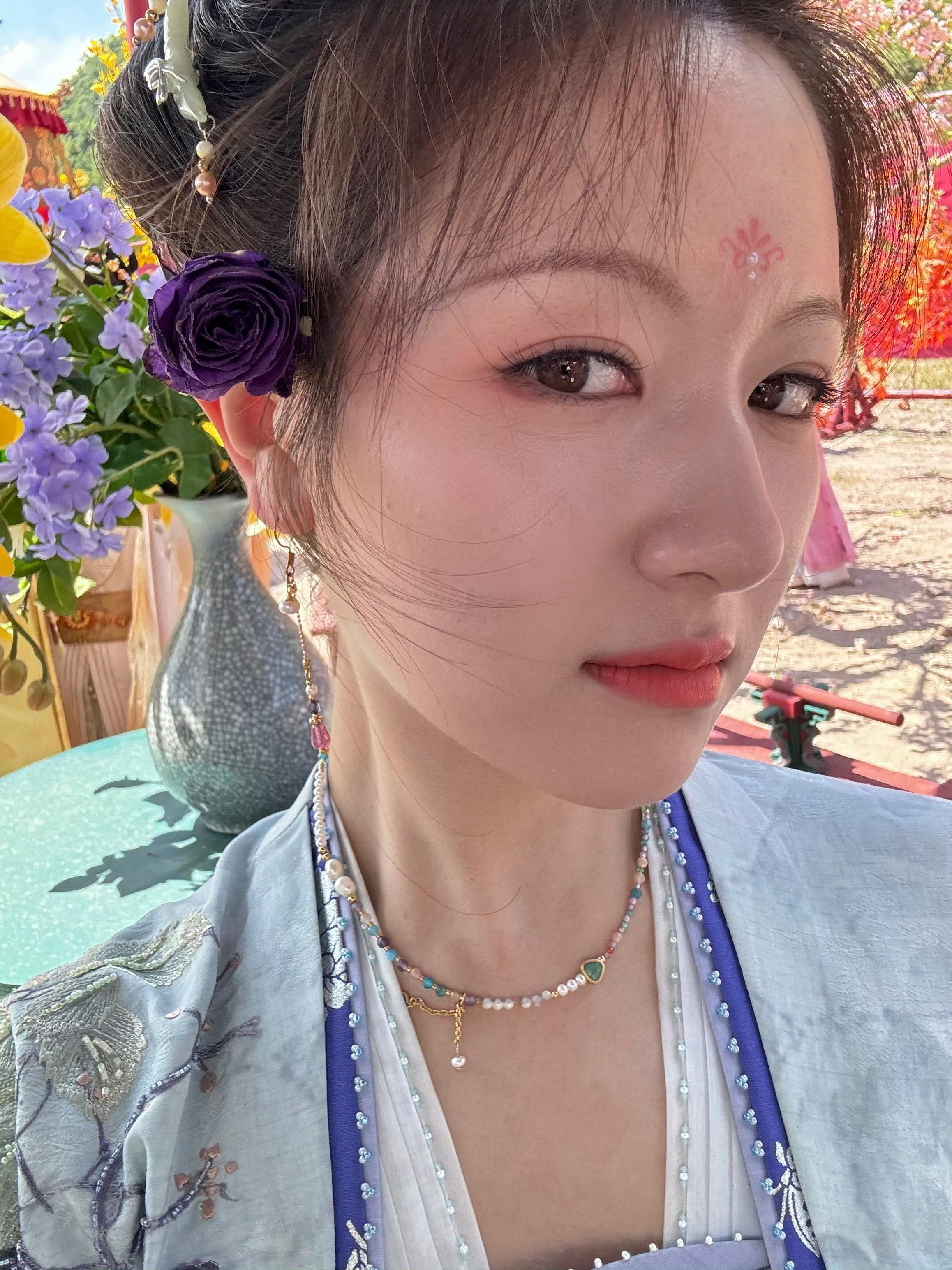 李兰迪今日更新🤳🏻这个秦莞的皮肤咋好成这样……点开live图[干饭人] 朝雪