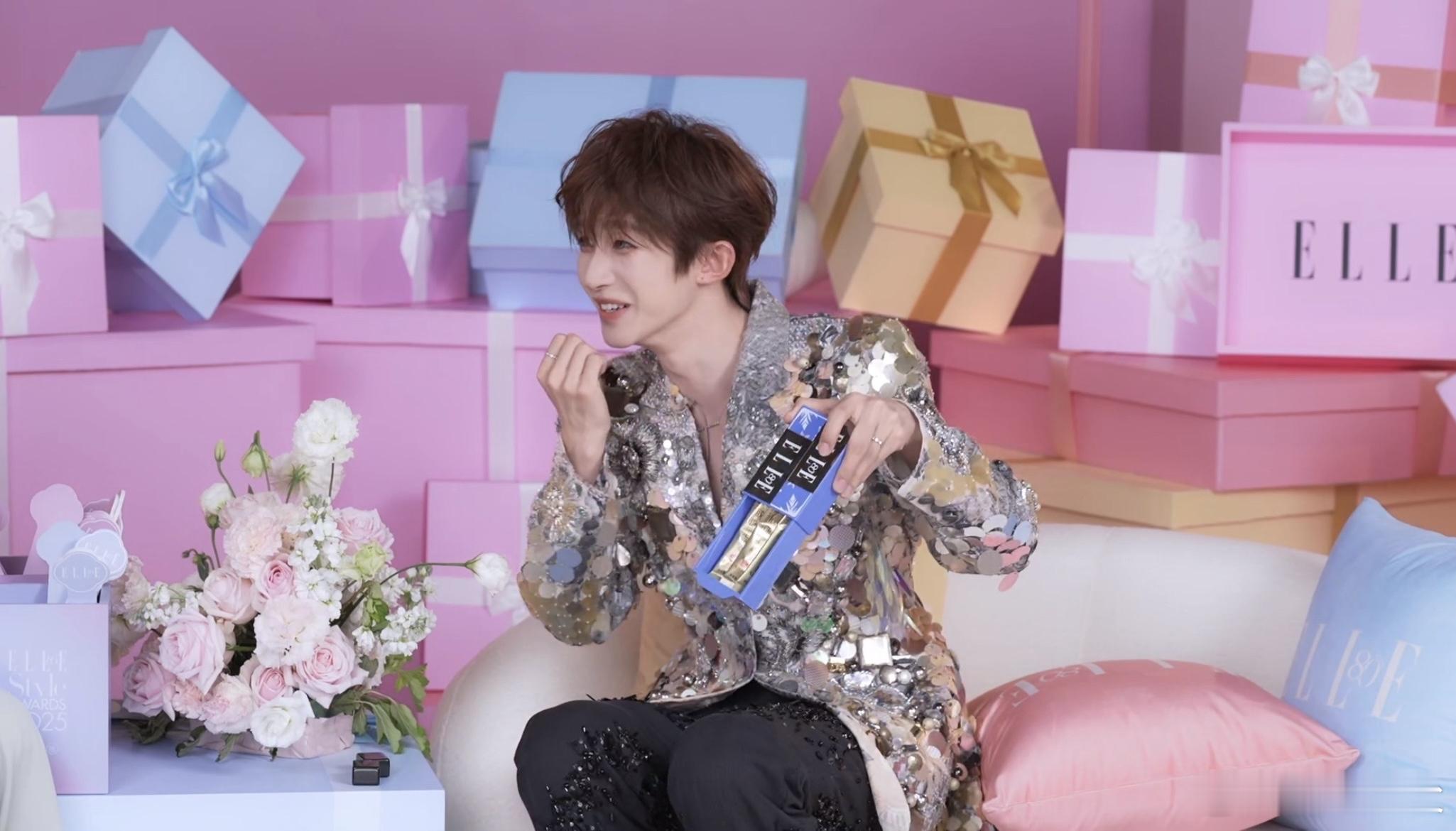 直接被 圈粉了！第一次变魔术的小表情超可爱，眼睛亮亮的像只小猫～动作不算熟但认真