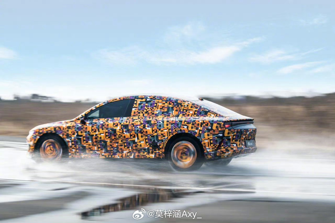 高速避障能不能猛打方向高速遇到突发状况，千万别猛打方向盘。高速行车惯性大，突然打