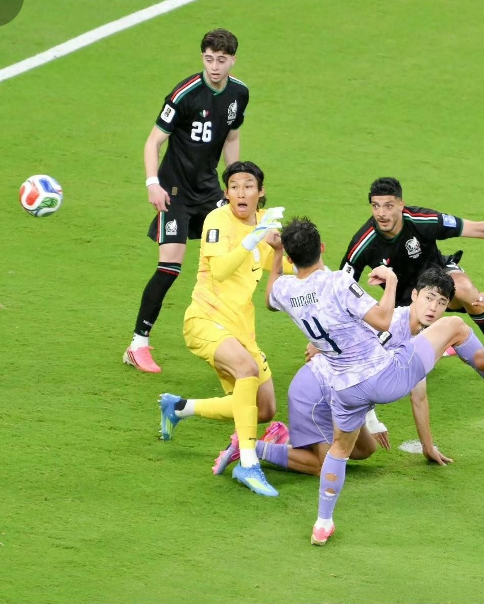 一个扑救脱手，韩国门将把球送到了墨西哥球员脚下。
北京时间6月19日上午，罗莫在