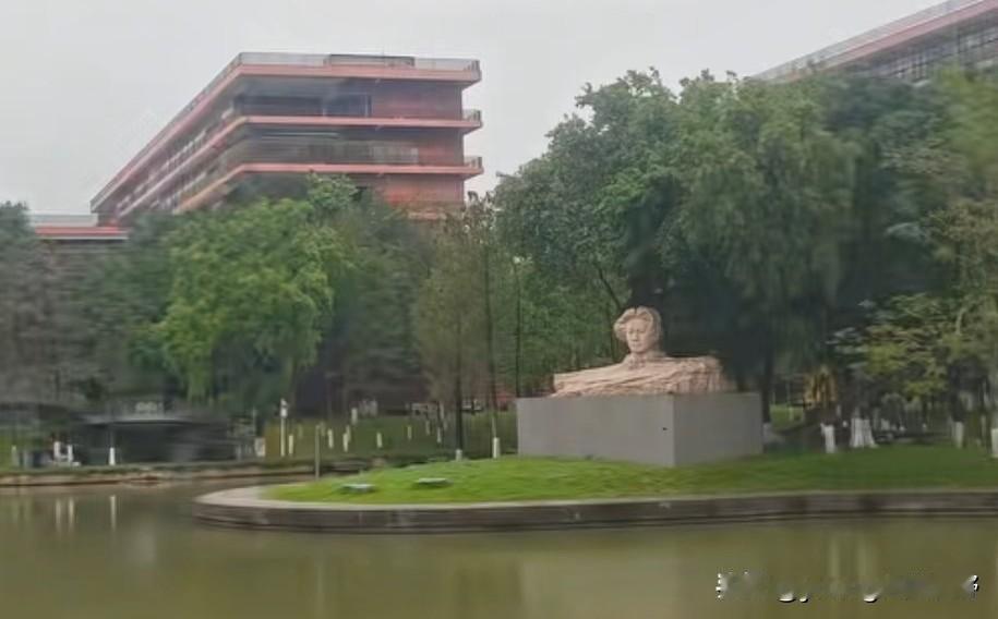 想看恰同学少年的雕塑，一定要去到长沙的橘子洲头吗？原来在广州也有着这么一座微缩版