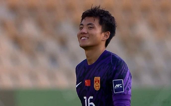 U23国足vs乌兹别克斯坦U23记住李昊点球大战前这个笑容，这代表绝对自信！ 