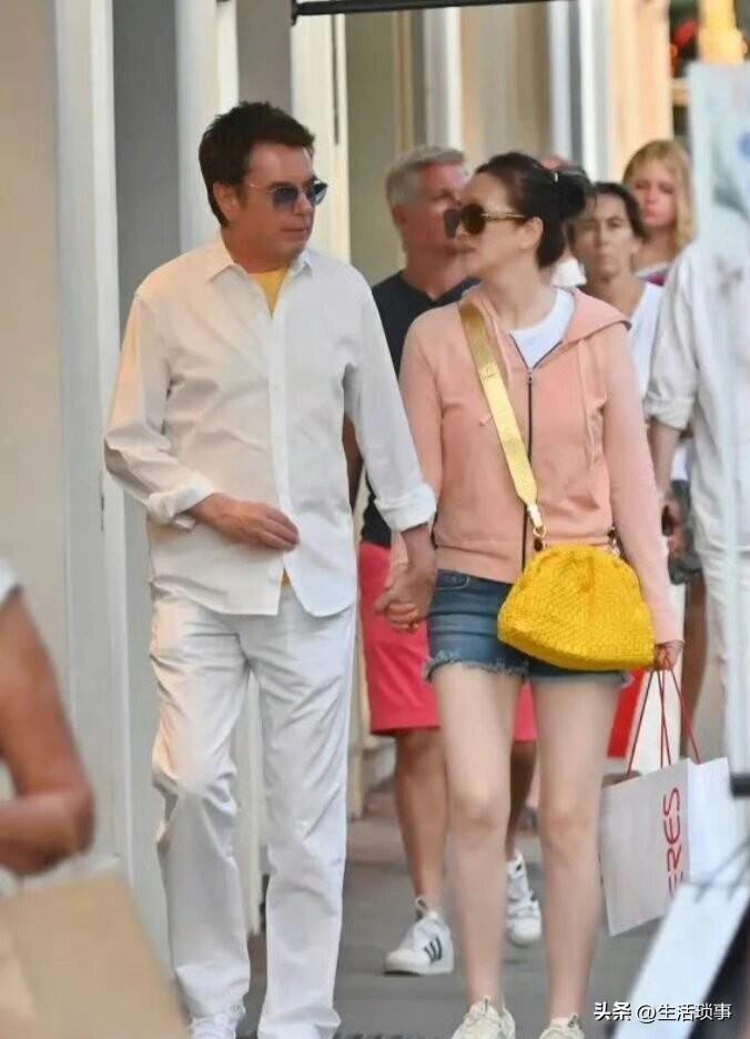 张艺谋前任，过得不错
……
今天，看到张艺谋前任——巩俐，和老公逛街，羡煞旁人。