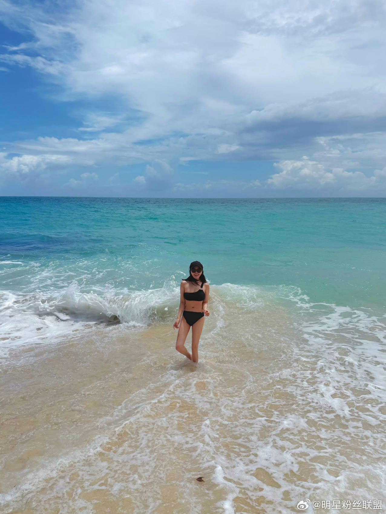 菅纫姿晒比基尼照 菅纫姿海边比基尼造型清新自然，有一种经济上行的美。🥰这么明媚