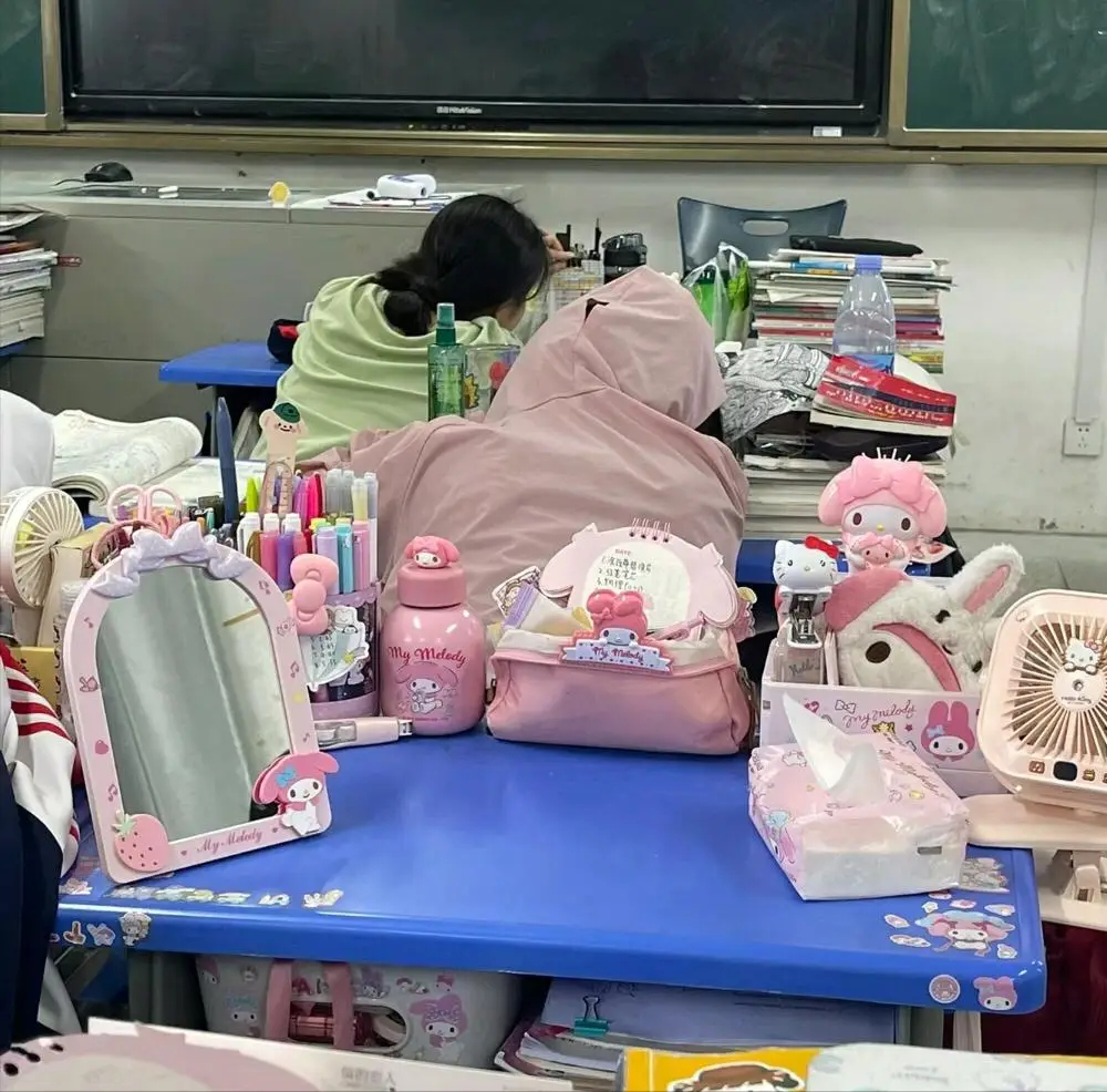 女高中生“安全感书桌”走红，网友劝她看清现实：考上大专都费劲 ​​​