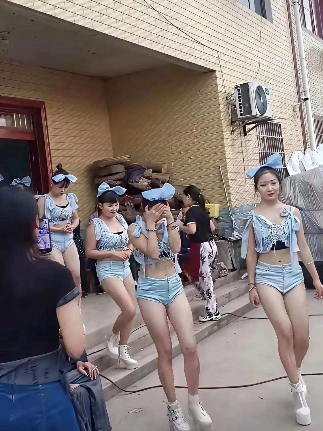 广东湛江一老太太过百岁生日，儿子为了给老人冲喜，请了歌舞团来表演，台子搭起来，音