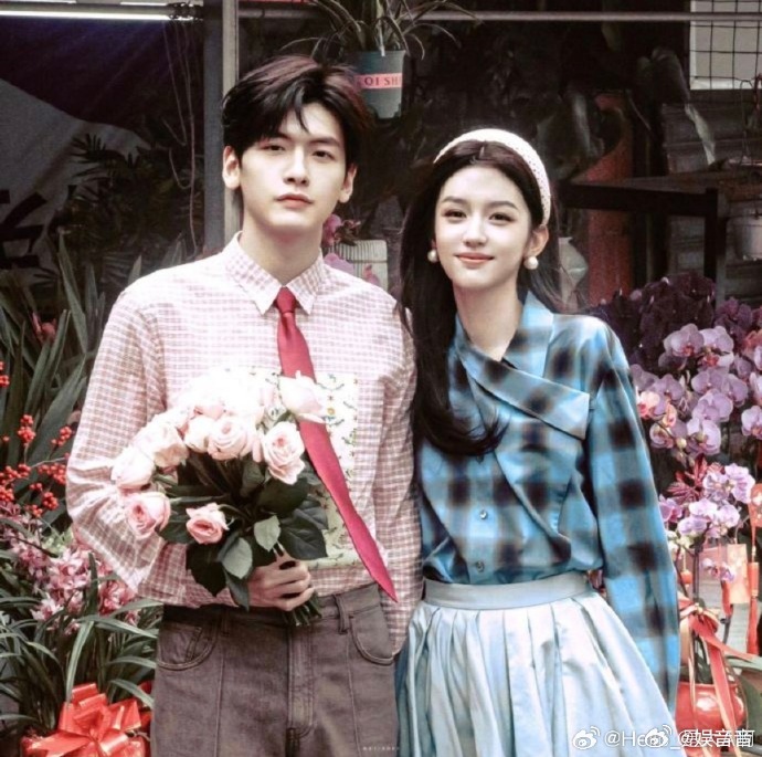 周也翟潇闻年代纯爱感 甜度超标了❤️！周也翟潇闻演绎的年代感情太纯粹，喜欢直接不