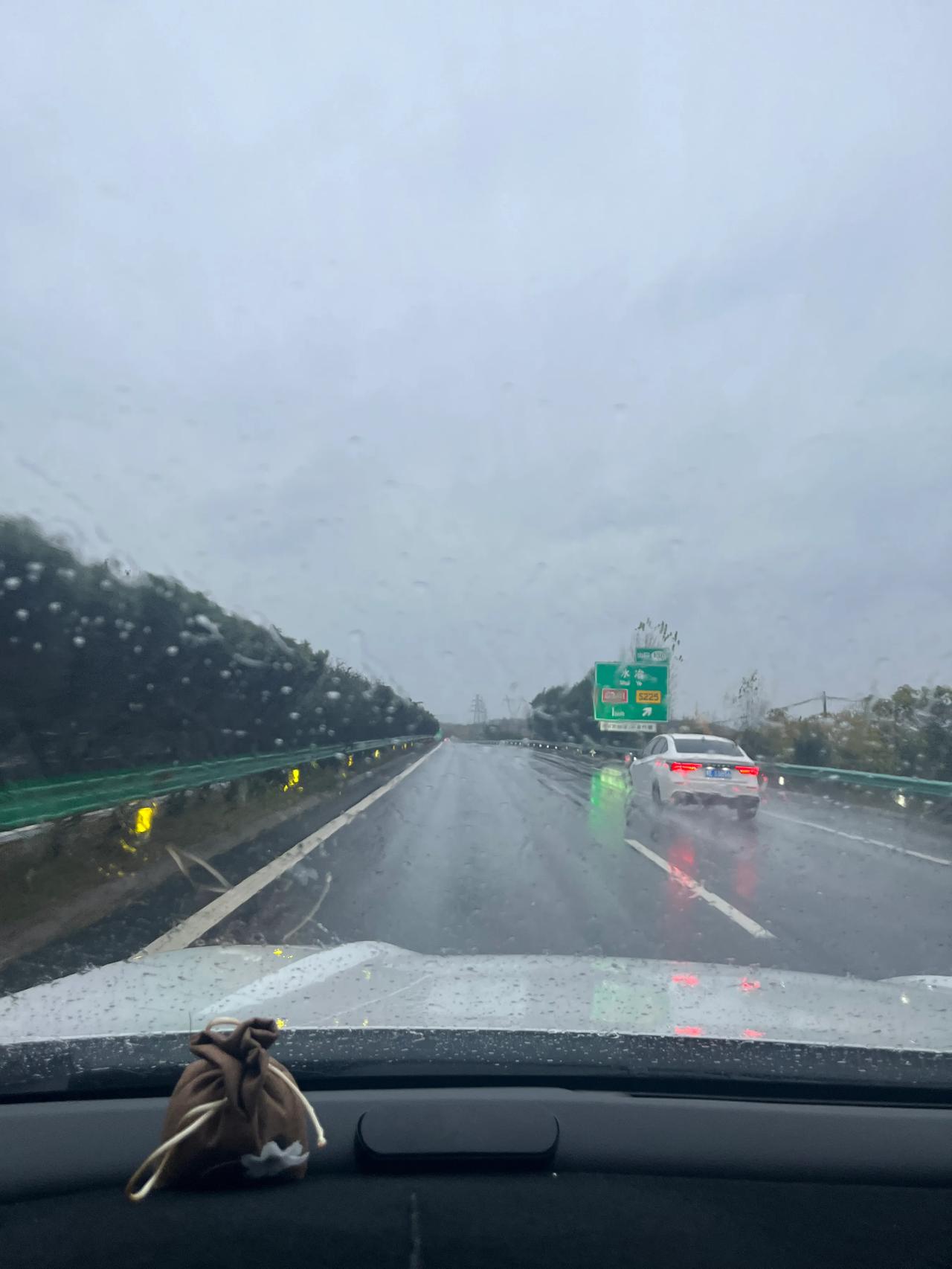 雨天高速上开车是体验汽车性能最好的状态
