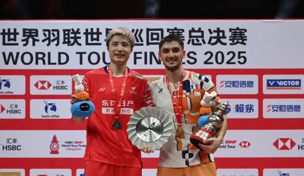 国羽冠军被赞助商鞋“背刺”？血泡刷屏，网友怒问：钱都花哪了！
 
石宇奇、陈雨菲