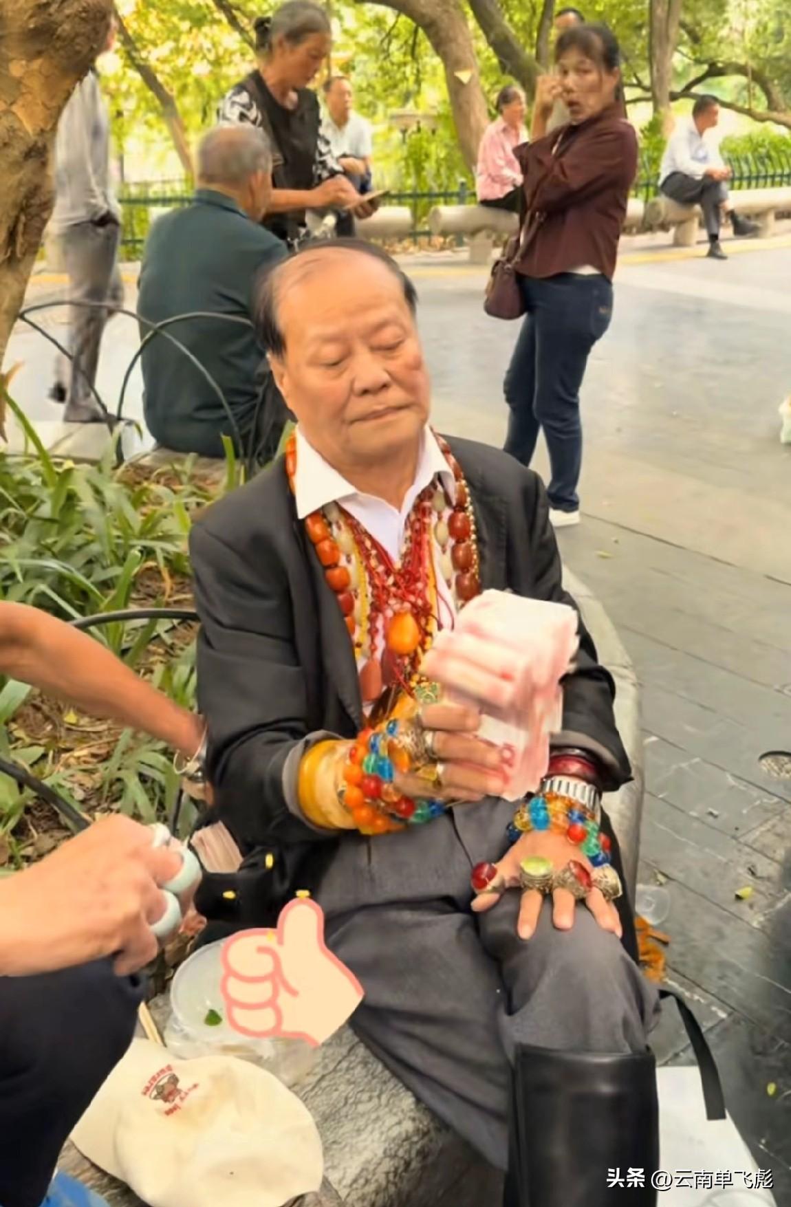 米是给鸡看的，不是给鸡吃的！
人的价值在于手中是否有“米”（即资源或利益）。当你