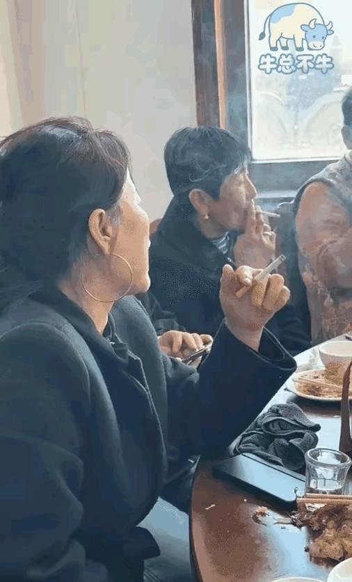 同学聚餐直接变修罗场。

老张先开大，说他老婆听到老李的录音，老李当场破防，反手