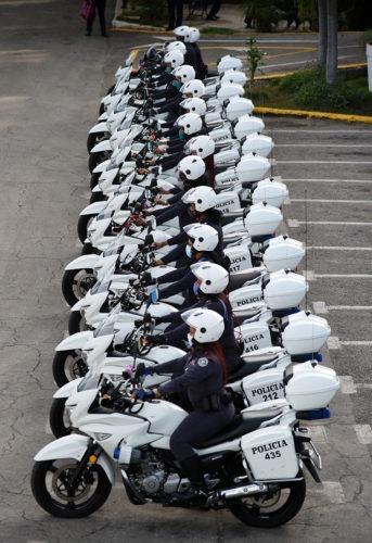 古巴交警，铃木摩托车