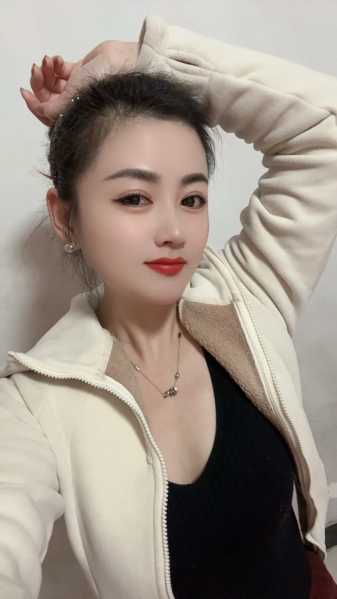玫瑰送谁都浪漫，青春选谁都遗憾。 不要总是一遍遍去想“如果”“当初”...