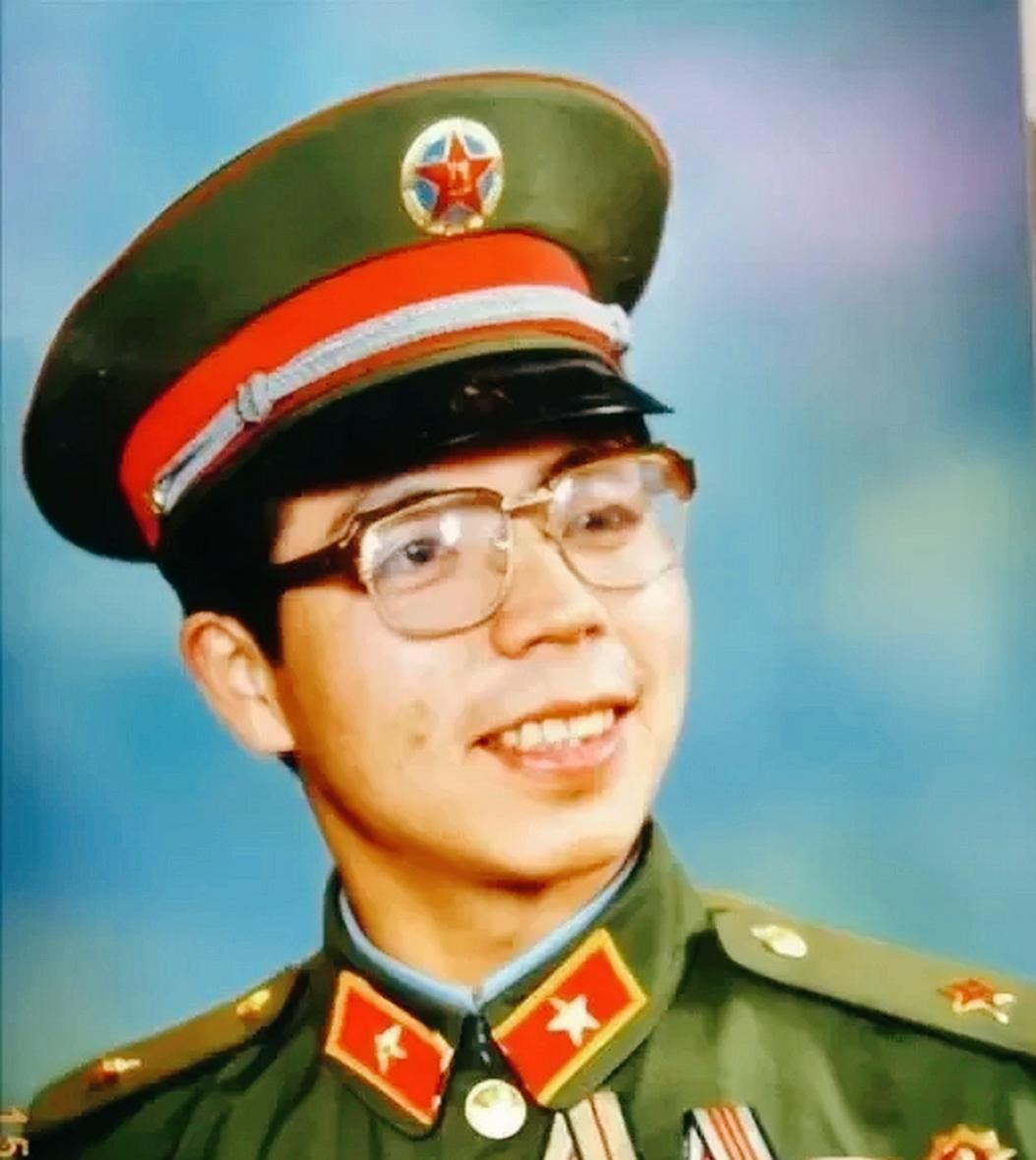 1984年，与大部队走散的陈洪远意外发现一处山洞，进去后竟发现了越军的秘密电台，