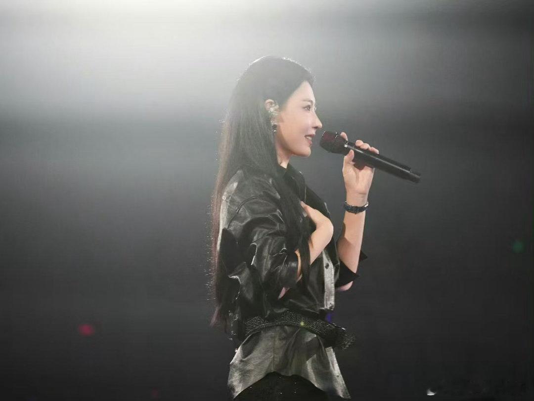 李昊演唱会嘉宾 张柏芝 红馆尾场有张柏芝当嘉宾！李昊这次演唱会排面拉满了，花篮送
