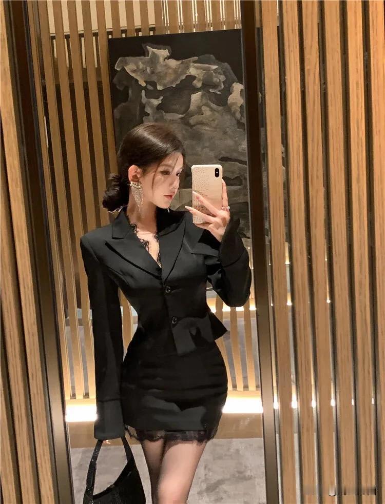 黑色蕾丝裙，玲珑秀玉肌。#分享女性魅力照# #迷人女神魅力展# #靓妹倩影分享#