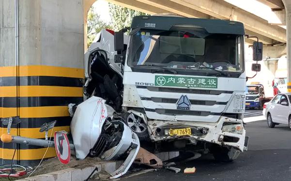 10月18日中午，呼和浩特市沙家营村道与西三环路交汇处发生了一起令人心痛的交通事